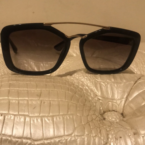 Prada sunglasses - Picture 4 of 5